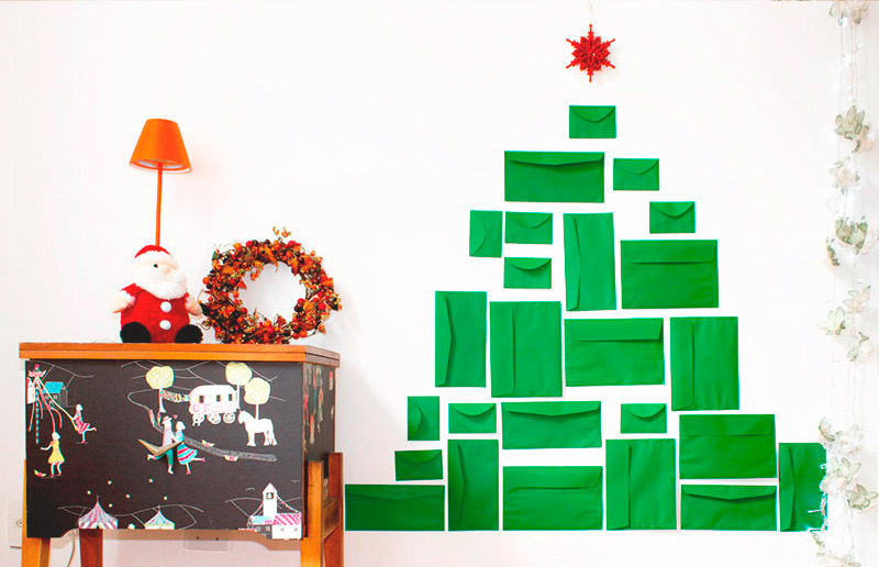 Ideia criativa para montar uma árvore de Natal que não ocupa espaço:  envelope!  - blog de decoração e tutorial diy