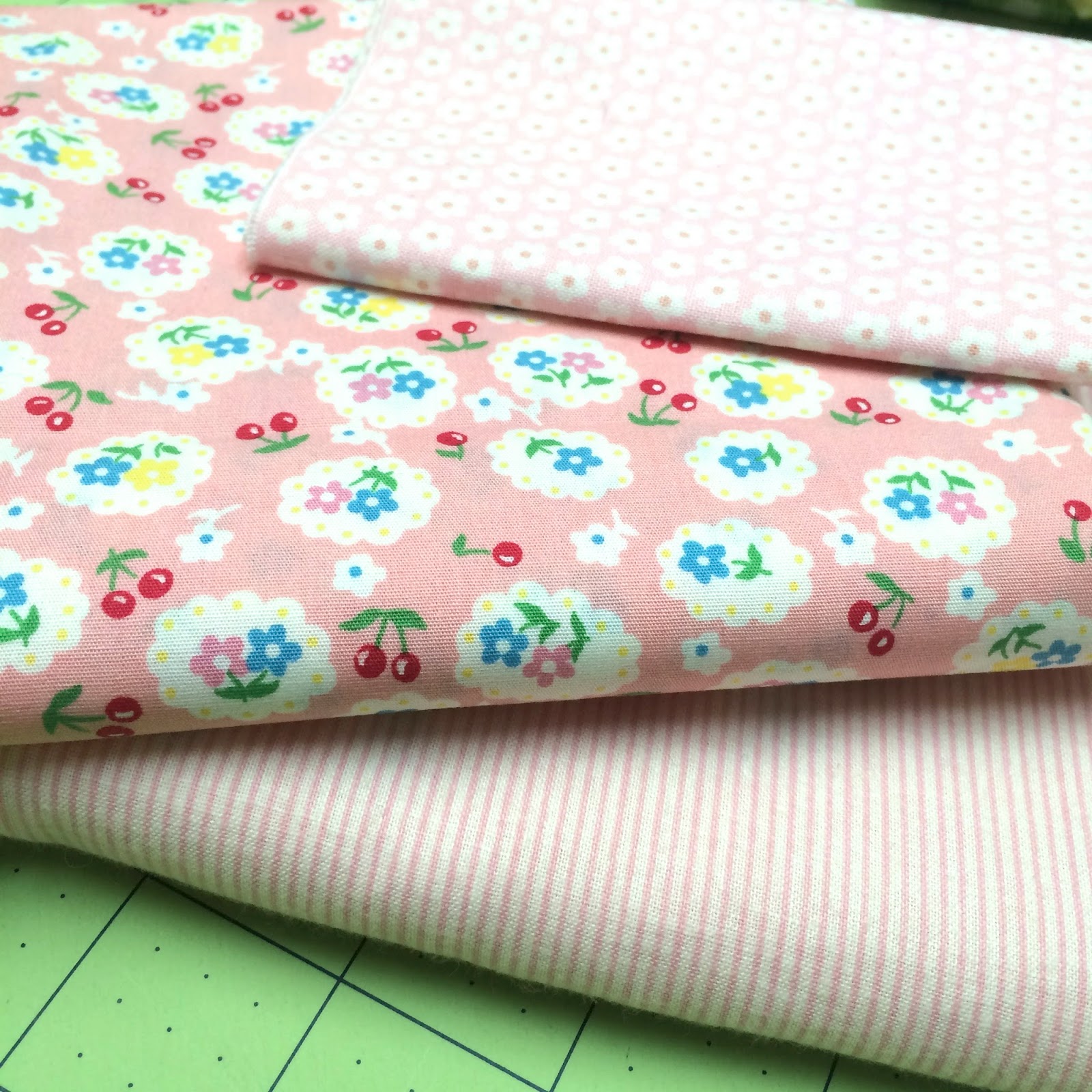 Bee In My Nail Polish Mini Quilt Free Pattern and Tutorial!!!