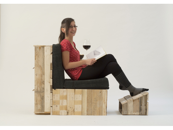 Poltrona de palete reciclado ideal para leitura de livros