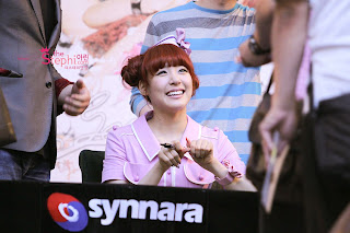 [FANYISM] [VER 9] Eye Smile(¯`'•.¸ Hoàng Mĩ Anh ¸.•'´¯) ♫ ♪ ♥ Tiffany Hwang ♫ ♪ ♥ Ngơ House - Page 29 Fany+fan+signing+120526_01