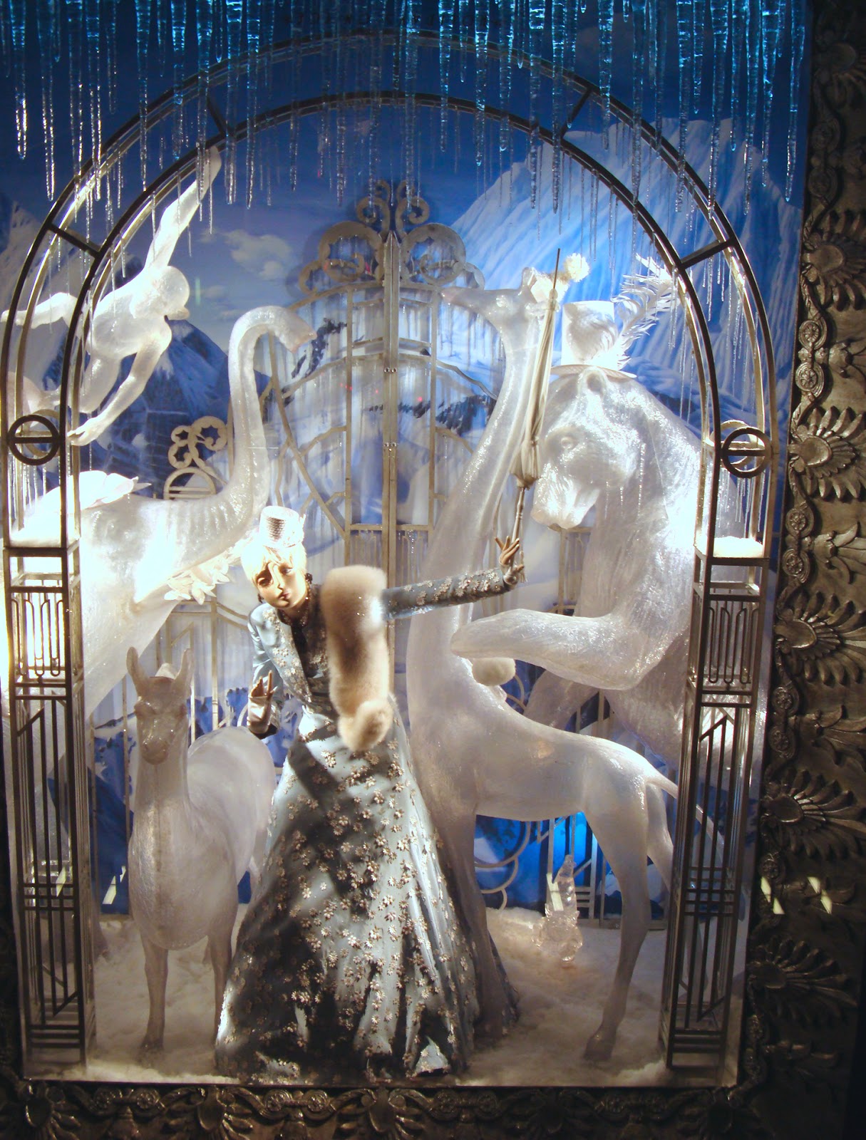 ART & INSPIRATION New York City's Annual Christmas Window Display