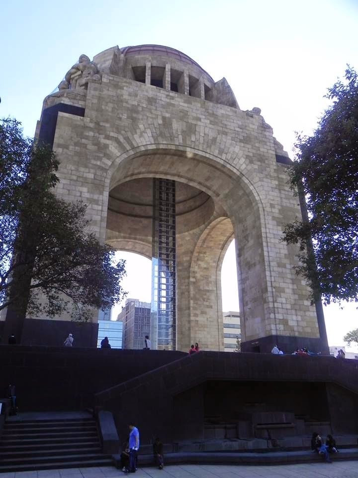 "El monumento a la Revolución" resemble a "L'Arc du Triomphe"