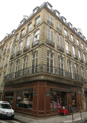 Balcon du 54 rue Saint-Honoré et 1 rue des Prouvaires à Paris