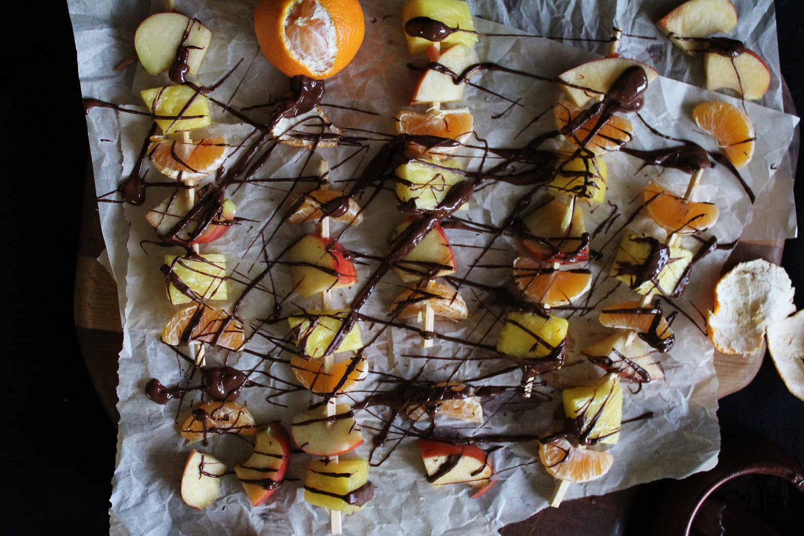 This Rawsome Vegan Life fruit kebabs with chocolate