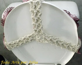 Jogo de banheiro em formato de flor em crochê