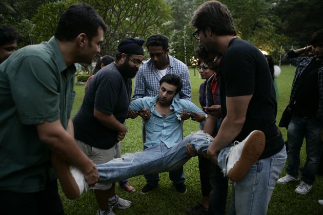 Ranbir Gets Birthday Bash With Co-Stars