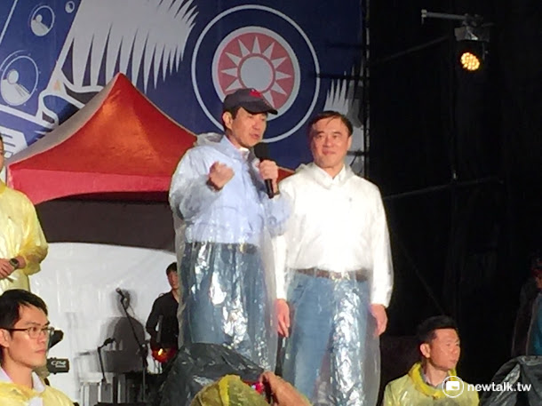 國民黨主席選舉明天投票,前總統馬英九特別趕赴郝龍斌音樂晚會站台,加油打氣,馬英九呼籲明天落選的要支持當選。 國民黨主席選舉明天投票,前總統馬英九特別趕赴郝龍斌音樂晚會站台,加油打氣,馬英九呼籲明天落選的要支持當選。
