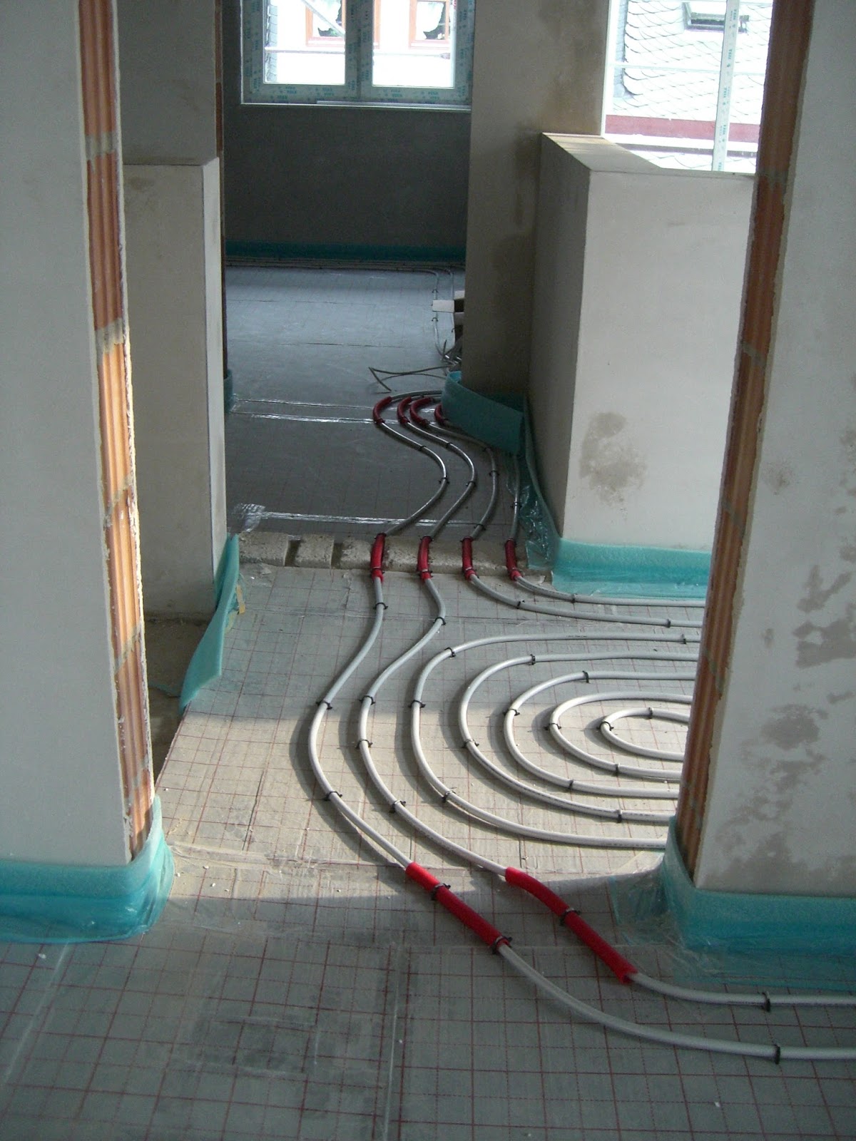 Baubericht Dachstrift: Fußbodenheizung, Sanitärinstallation und Außenputz