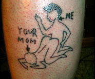tatuaje espantoso con la leyenda: fornicando a tu mama