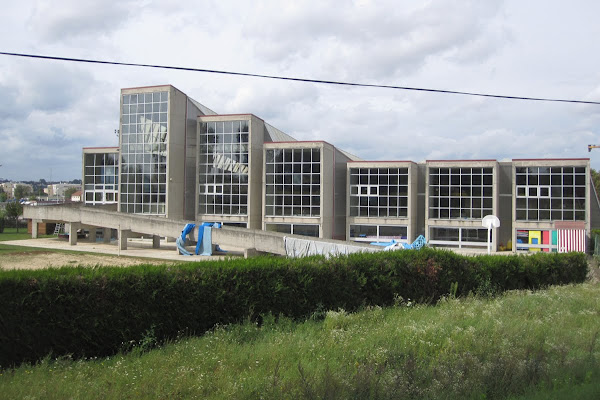 La piscine Tauziet, stade nautique de Meaux - Beauval.  Architectes: Henri-Pierre Maillard et Paul Ducamp  Construction: 1972