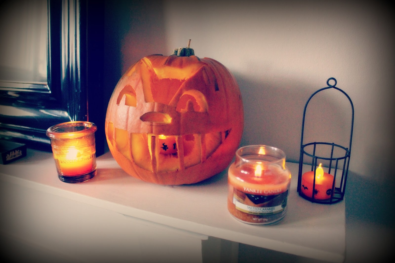 HAPPY HALLOWEEN ROOM TOUR Mr Carrington