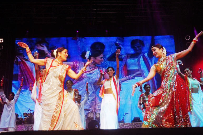 Madhuri Dixit, Aishwarya Rai1 - Madhuri and Aishwarya on stage performing dance pics