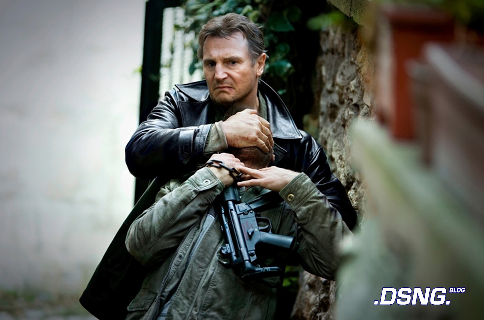 taken+2+official+behind+the+scenes+movie+wallpaper+Liam+Neeson+handgun ...