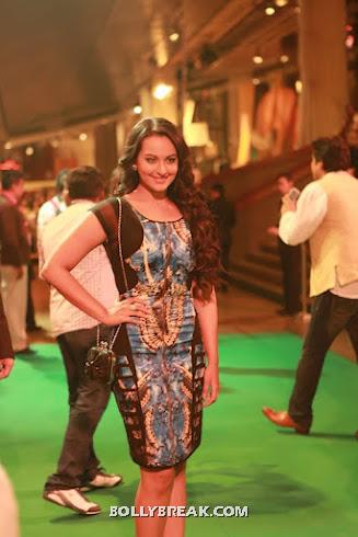 Sonakshi sinha posing on green carpet at IIFA  - (2) - Sonakshi Sinha blue and black dress- iifa 2012