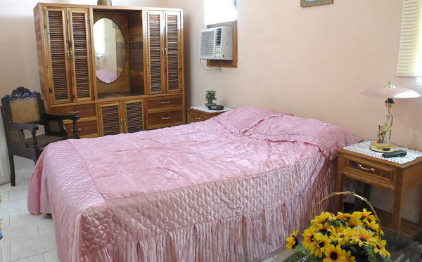 Se alquilan 3 habitaciones cada una con su baño, en casa familiar de estilo colonial bien conservada.