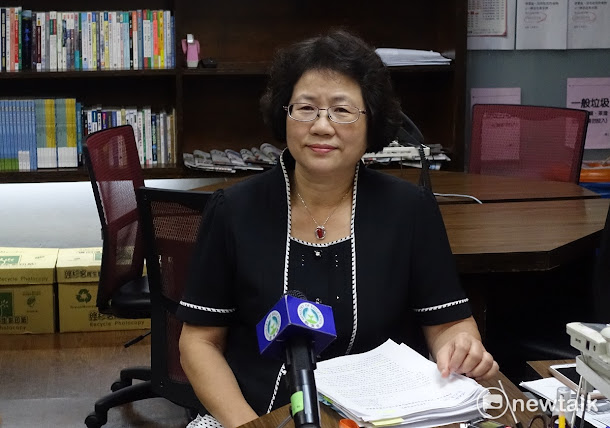 教育部終身教育司長黃月麗指稱,國語日報均有政府提供機器設備、經費及人力資助辦報,卻遭國語日報董事洪國樑否認。 教育部終身教育司長黃月麗指稱,國語日報均有政府提供機器設備、經費及人力資助辦報,卻遭國語日報董事洪國樑否認。