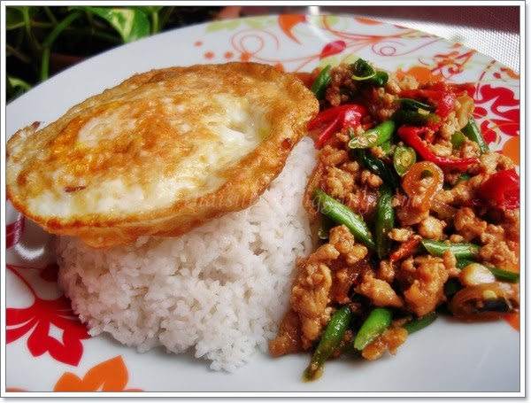 ผัดกระเพราไข่ดาว