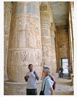 “To feast the eyes” in front of 134 large poles full of mysterious images in the Karnak Temple square, ranging 5,706 m2.