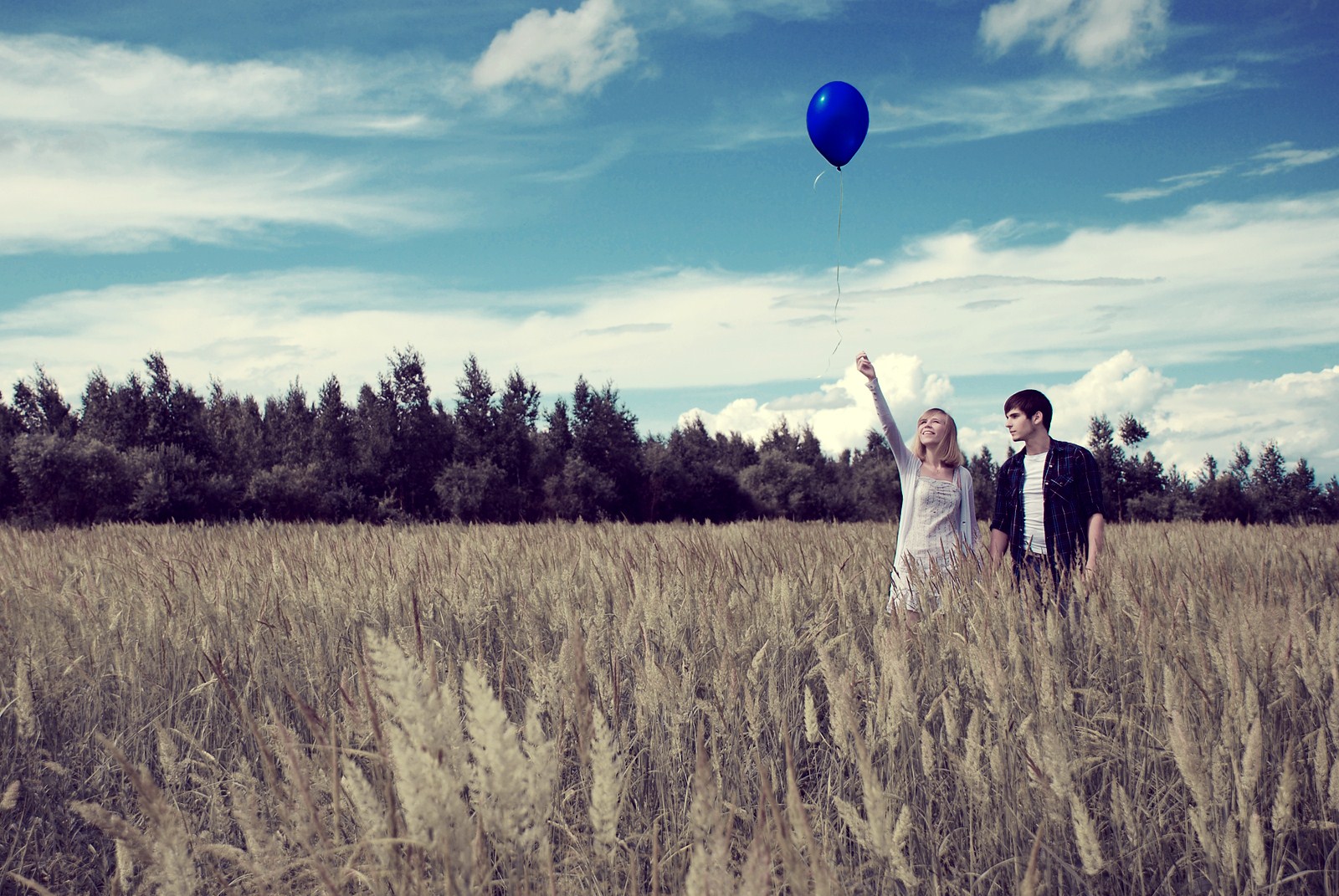 http://3.bp.blogspot.com/-gM41B-F29Xw/Tp0K72R13RI/AAAAAAAAAso/djani5AbtZU/s1600/Field+Ball+People+Couple+Photo+HD+Wallpaper+-+LoveWallpapers4u.Blogspot.Com.jpg