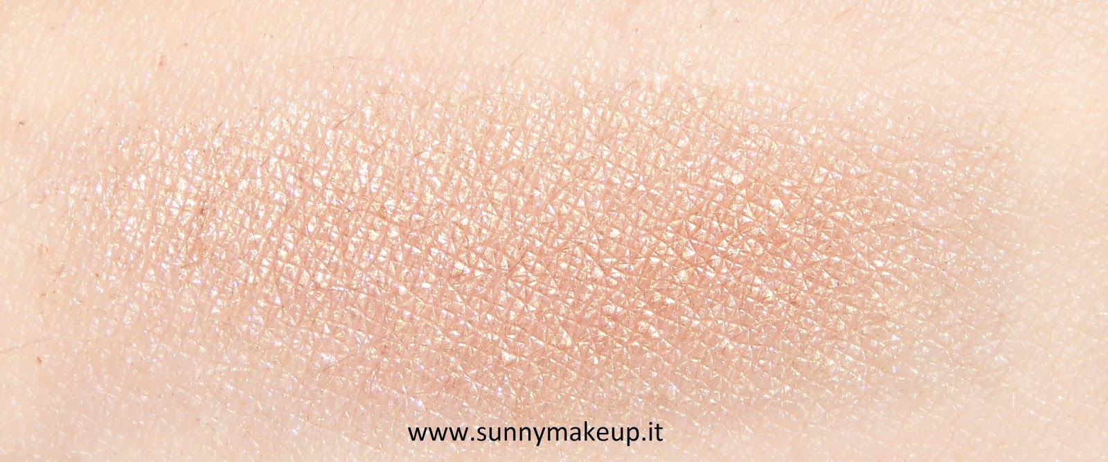 Swatch Pupa - Like A Doll Golden Infusion. Illuminante Viso nella colorazione 001. swatch Pupa - Like A Doll Golden Infusion. Illuminante Viso nella colorazione 001.