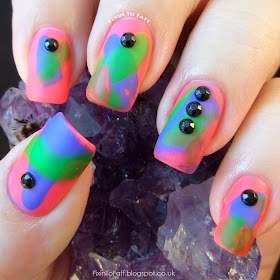 An acetone wash is an abstract nail art technique which uses acetone and gravity to color the nails