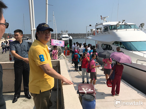 基隆市今年成年禮是「海洋巡禮」,學生開心搭船合影。 基隆市今年成年禮是「海洋巡禮」,學生開心搭船合影。