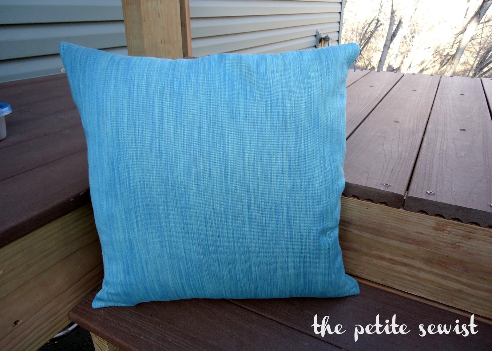 The Petite Sewist Tutorial Throw Pillows with Invisible Zipper