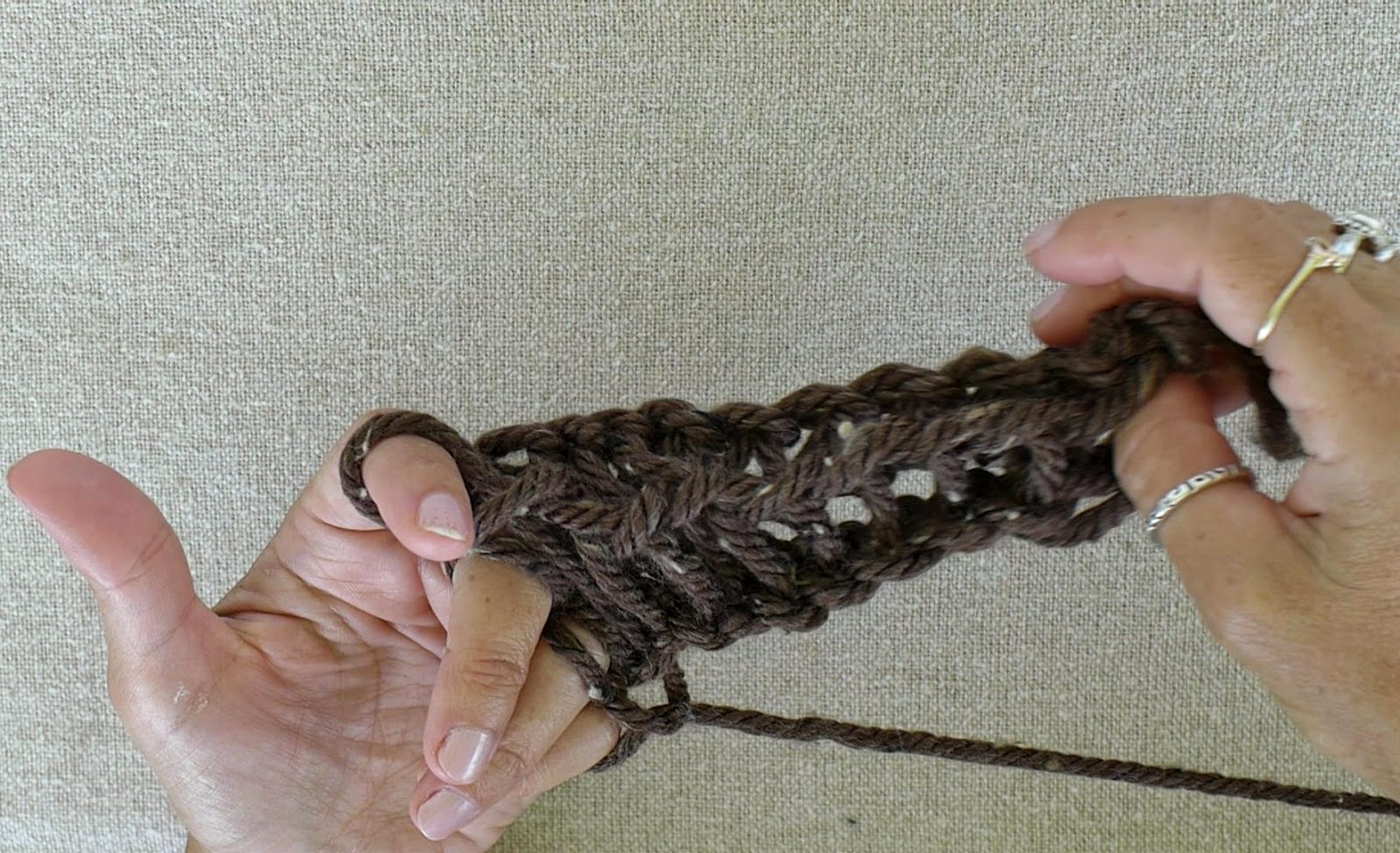 EasyMeWorld How To Finger Knit an Infinity Scarf