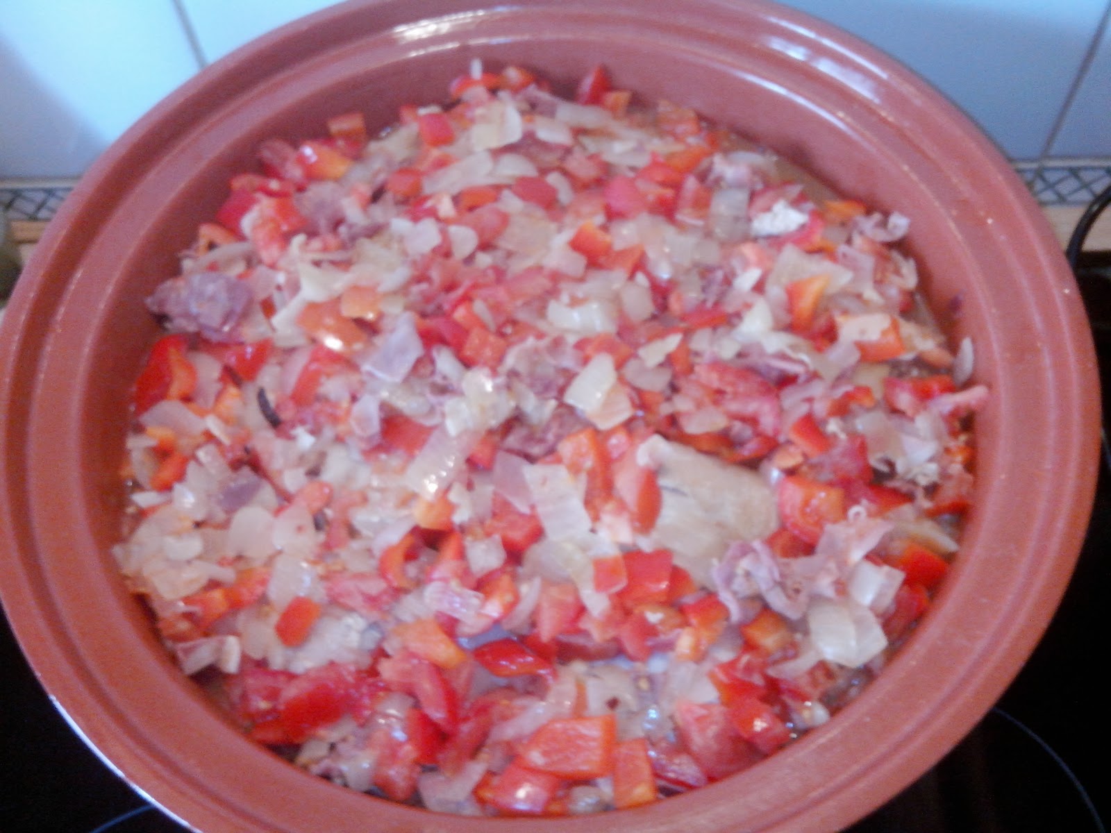 Poulet basquaise dans un plat à Tajine Recettes d' Eveline