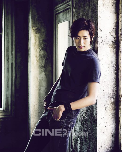 Cazadores (Hunters) Lee+Jong+Suk,+Shin+Se+Kyung+and+R2B+Co-Stars+-+Cine21+Magazine