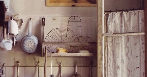 * T h e * V i s u a l * V a m p *: What Does A Little Paris Kitchen
