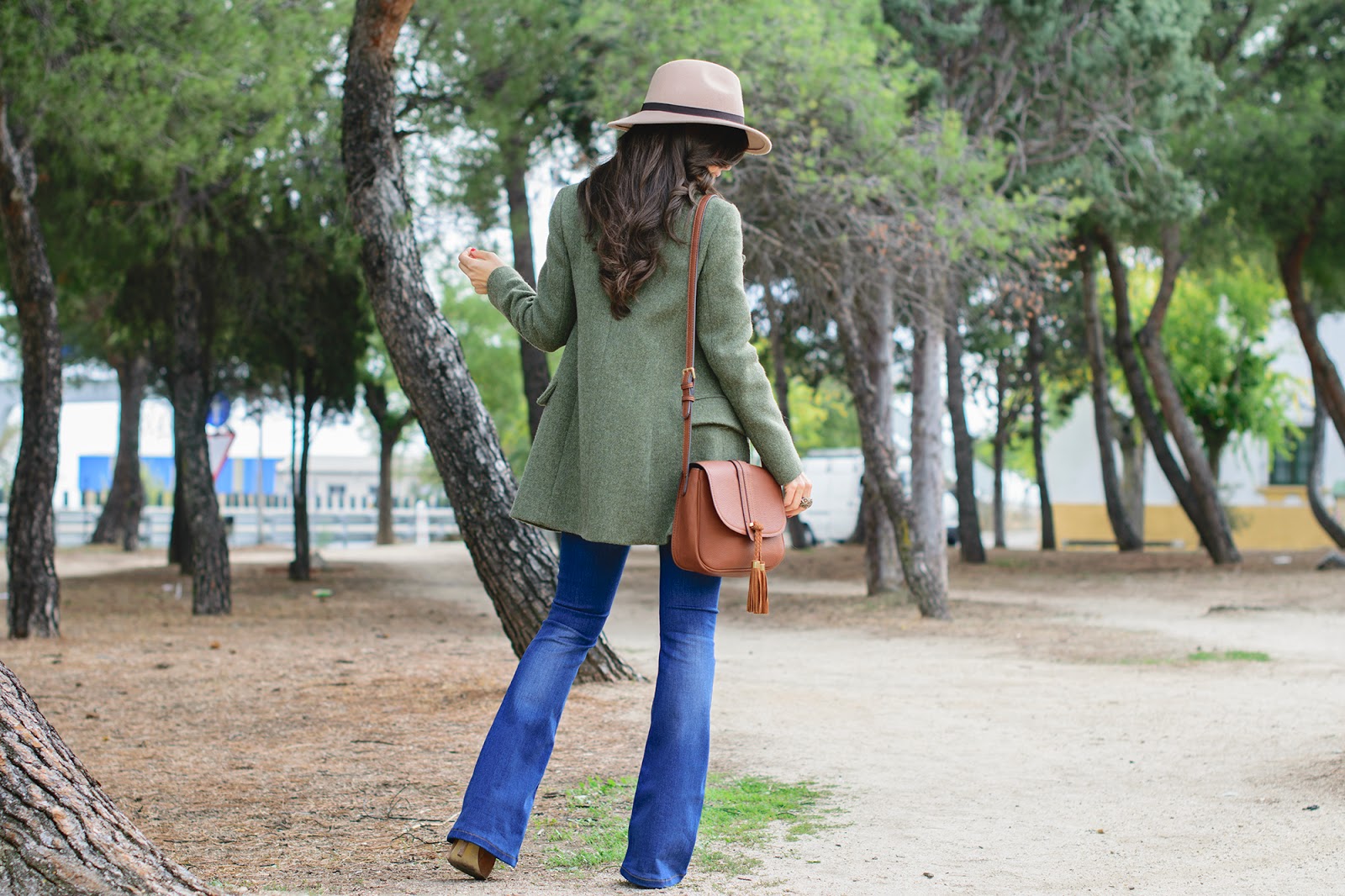 look inspiración años setenta con pantalones de campana
