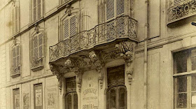 Balcon avec consoles à tête de lion du 6 rue des Saints-Pères à Paris vers 1900, photo de Atget