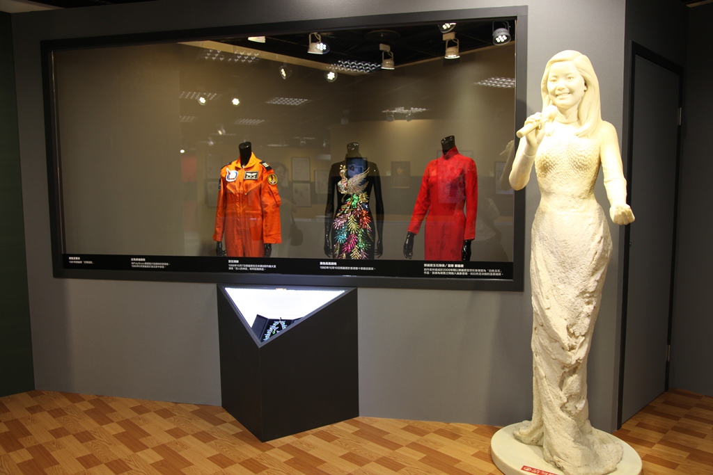 經典重現區展示鄧麗君穿戴過的服飾及寶石項鍊 經典重現區展示鄧麗君穿戴過的服飾及寶石項鍊