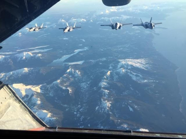 美國海軍陸戰隊宣布首度在境外部署F-35戰機,目前已有10架軍機出發,前往日本岩國基地。 美國海軍陸戰隊宣布首度在境外部署F-35戰機,目前已有10架軍機出發,前往日本岩國基地。