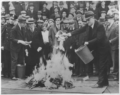 Crowds gather as hundreds of thousands of dollars in “Scrip Money” are burned. The notes were issued after the bank had closed. April, 1933. Local Identifier: 306-NT-177.567C Source: http://unwritten-record.blogs.archives.gov/2014/10/29/black-tuesday-85-years-gone-by/