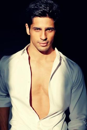 Shirtless Bollywood Men: Siddharth Malhotra