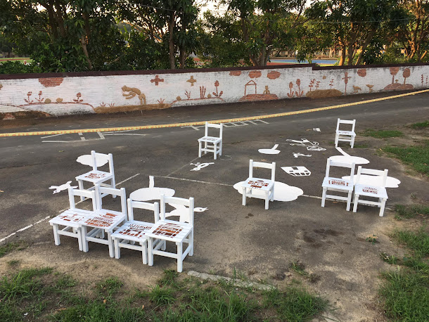 「2017桃園地景藝術節」的裝置藝術《霄裡風》正是透過霄裡國小學生繪製屬於霄裡的文化寶貝-玉元宮、文馨堂、唐朝居、石母娘娘廟、浣衣池,讓來桃園遊賞「2017桃園地景藝術節」的旅人,走過八德竹宵百年的歷史人文。 「2017桃園地景藝術節」的裝置藝術《霄裡風》正是透過霄裡國小學生繪製屬於霄裡的文化寶貝-玉元宮、文馨堂、唐朝居、石母娘娘廟、浣衣池,讓來桃園遊賞「2017桃園地景藝術節」的旅人,走過八德竹宵百年的歷史人文。