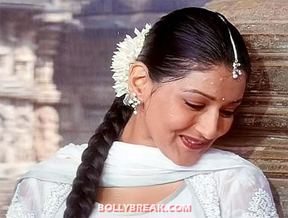Sonali Bendre in Hum Saath Saath Hain - (10) - Salman Khan's Leading Ladies Photos - Who  Looks the Best?