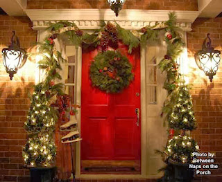 Christmas tree decorating trees amazing decor beautyharmonylife source Amy's Daily Dose: Tons of Outdoor Christmas Decorating Ideas