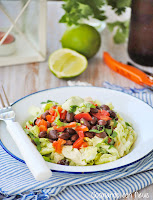 Ensalada mexicana con salsa de tomate y frijoles negros