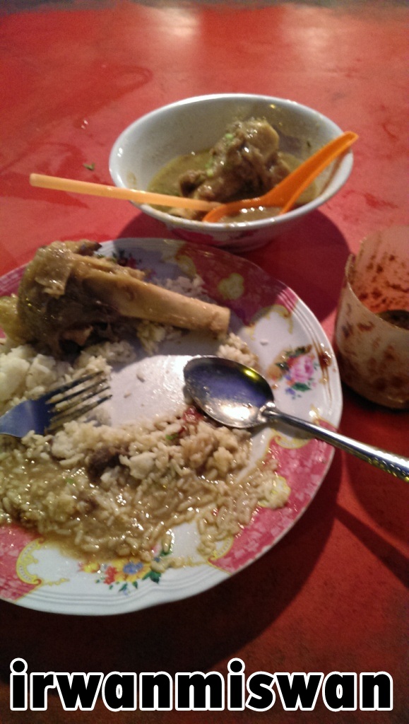 irwanmiswan menikmati sup gearbox kambing mantap