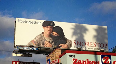 Heboh Iklan Tentara AS Memeluk Perempuan Muslim Bercadar Heboh Iklan Tentara AS Memeluk Perempuan Muslim Bercadar