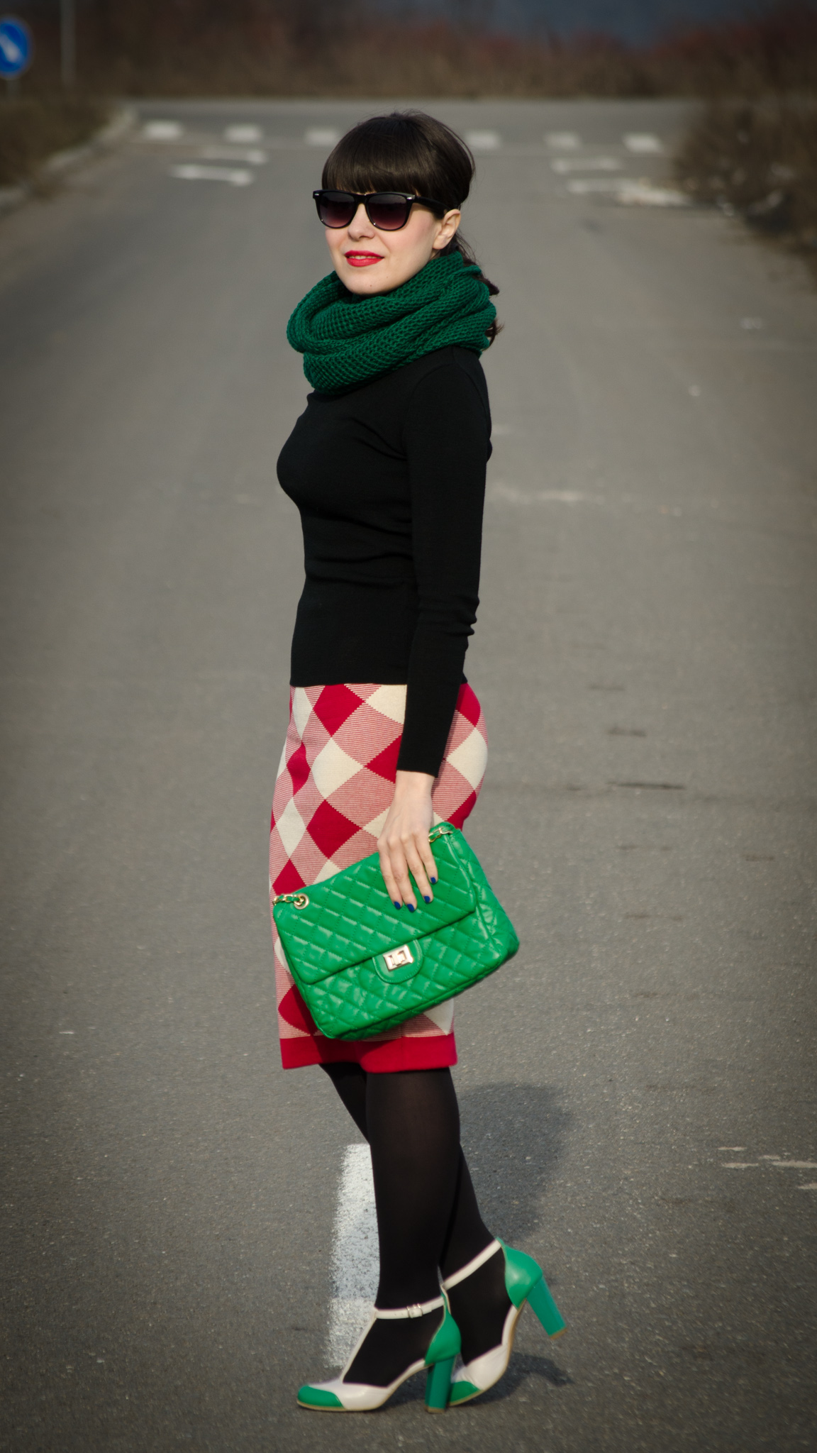 red checkered pencil skirt checkers black turtleneck green scarf bag handbag nude & green high heels tina R koton Christmas look outfit