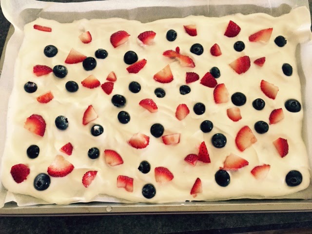 Clean Eating, Meal Planning, Healthy Dessert, Picnic ideas, Healthy Snacks, 21 Day Fix approved recipe, Frozen Yogurt Bark