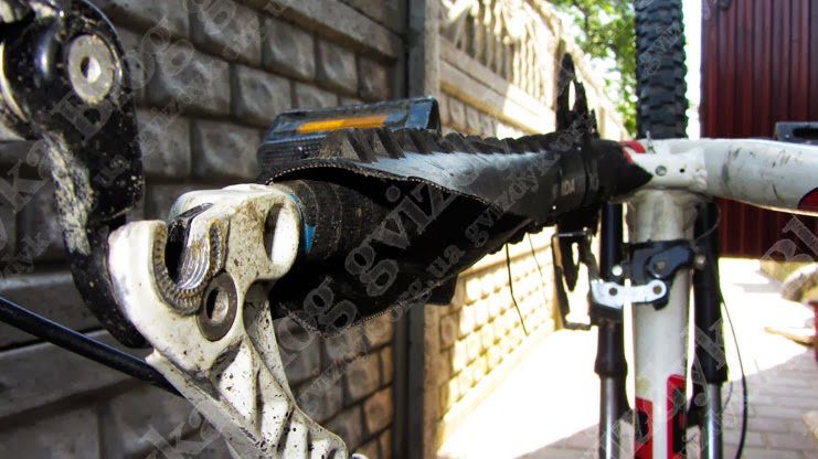 Захист велосипедного пера. Фото 7. Кріплення захисту до рами.
