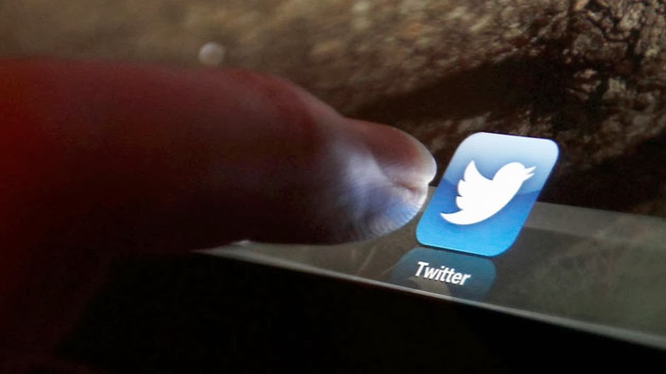 Twitter, una gran biblioteca donde encontrar historias de cualquier género Bajo la etiqueta de #microcuento #micropoesía o #microrelato nacen en Twitter un sinfín de creaciones literarias que hacen que, sobre todo durante la noche, esta red social se convierta en una gran biblioteca donde leer historias de cualquier género. Con un máximo de 140 caracteres, la imaginación y la buena narrativa ha encontrado en Twitter un nicho donde, de manera gratuita, desarrollar toda una carrera como “escritor” o, por el contrario, dejar volar la necesidad de contar sentimientos sin ninguna otra intención que la de escribir por gusto. “La simplicidad de Twitter y su gran audiencia global de millones de