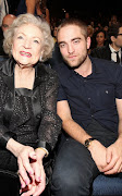Robert Pattinson se sienta junto a Betty White en los People Choice Awards . (rob pattinson people choice )