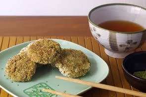 Polpettine di fiocchi di riso e alga Nori con semi di sesamo al wasabi e maionese al tè Matcha