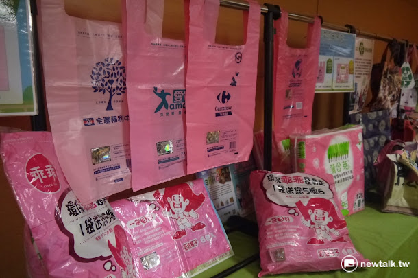 新北市環保局發起「新北不速之客計畫」與四家賣場合作,於5月1日起將不販售一次性購物用塑膠袋。 新北市環保局發起「新北不速之客計畫」與四家賣場合作,於5月1日起將不販售一次性購物用塑膠袋。